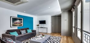 TV connectée, lecteur de DVD, livres