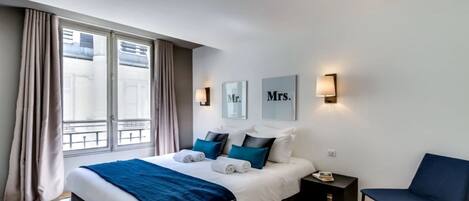 2 habitaciones, caja de seguridad en la habitación y escritorio