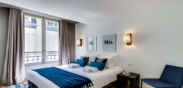 2 bedrooms, in-room safe, desk, iron/ironing board