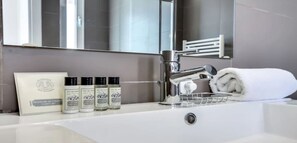 Douche, savon, shampoing, papier toilette