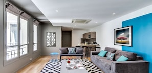 Smart TV, DVD player, livros