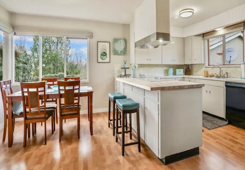 Cheerful family home 1/2 mile from downtown