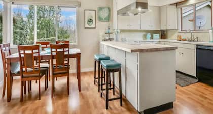 Cheerful family home 1/2 mile from downtown