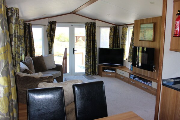 Smart TV, fireplace, DVD player, books - Loch View - luxury cabin with spectacular alpine and loch views (Taynuilt)