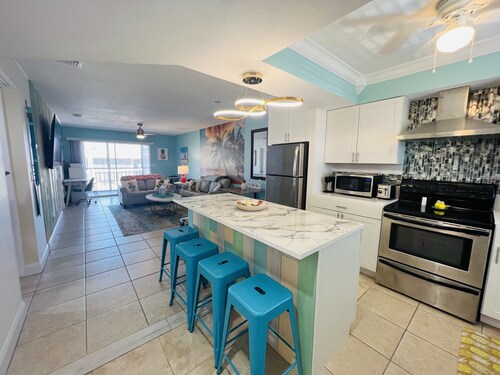 Margaritaville Themed Condo, King Bed Suite, Waterfront + Pool, Near Downtown