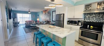 Margaritaville Themed Condo, King Bed Suite, Waterfront + Pool, Near Downtown