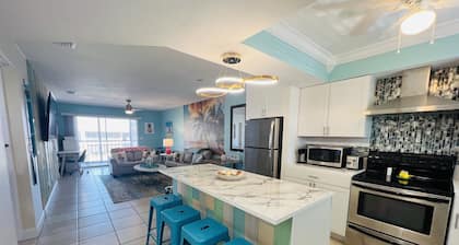 Margaritaville Themed Condo, King Bed Suite, Waterfront + Pool, Near Downtown