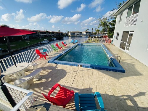 Margaritaville Themed Condo, King Bed Suite, Waterfront + Pool, Near Downtown