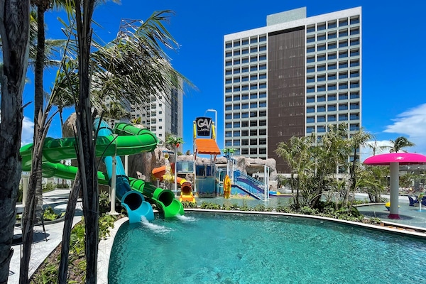 2 outdoor pools, pool loungers