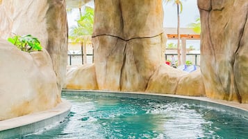 2 piscinas externas, espreguiçadeiras