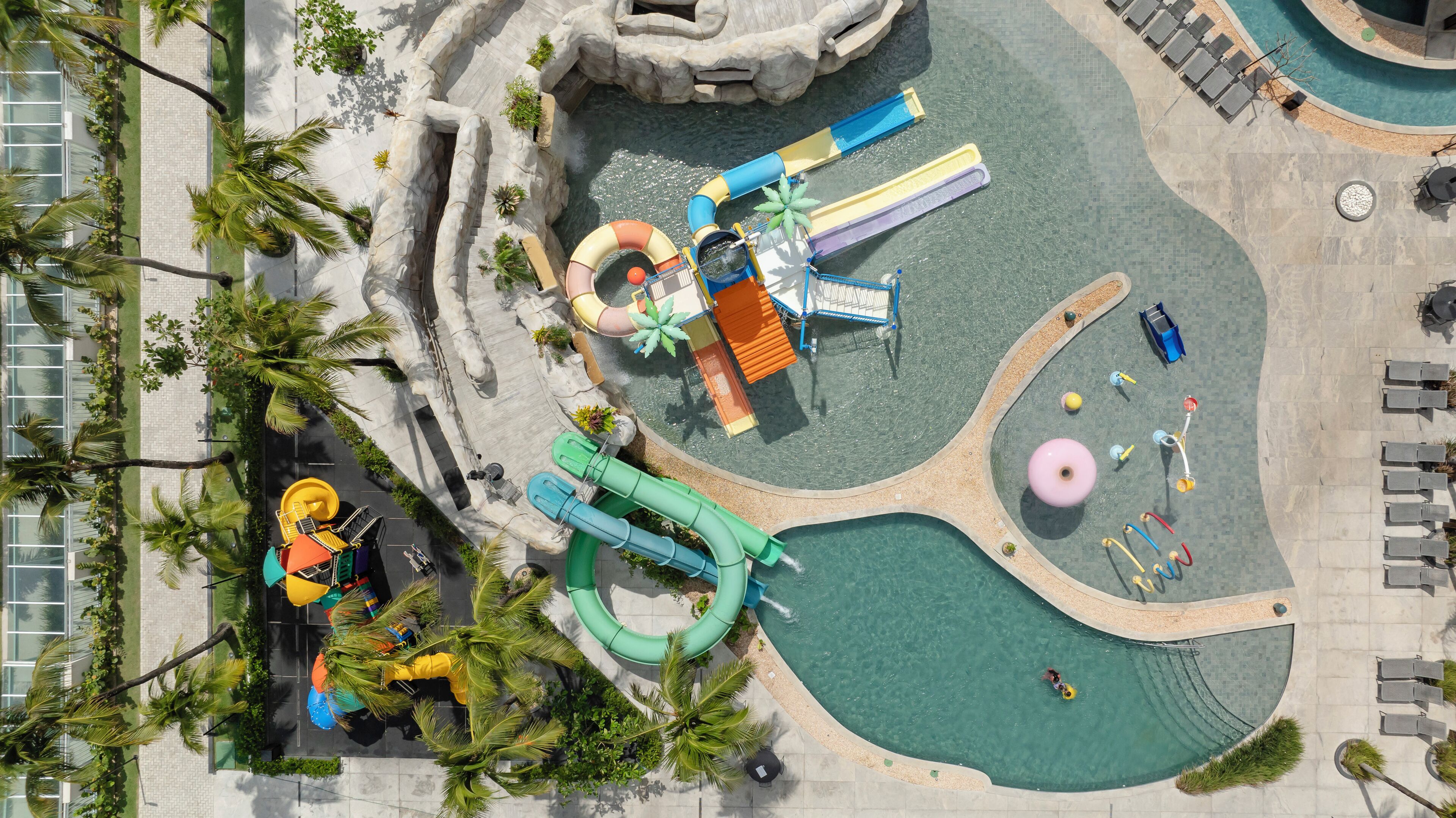 2 つの屋外プール、サンラウンジャー