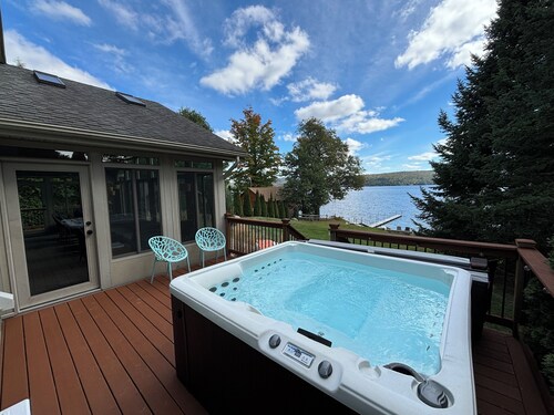 “The Lake house” Private BEACH; SLEEPS 16!!!