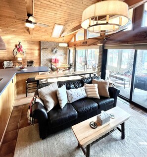 Een smart-tv, een open haard en een stereo