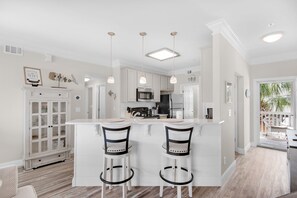 ثلاجة، ميكروويف، فرن، موقد طهي مسطح