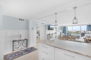 TV - 🌊Harbor & Pool Views~Walk 2 Beach~Pool~Tennis~Grills~2BR Dolphin Point 404C (Destin)