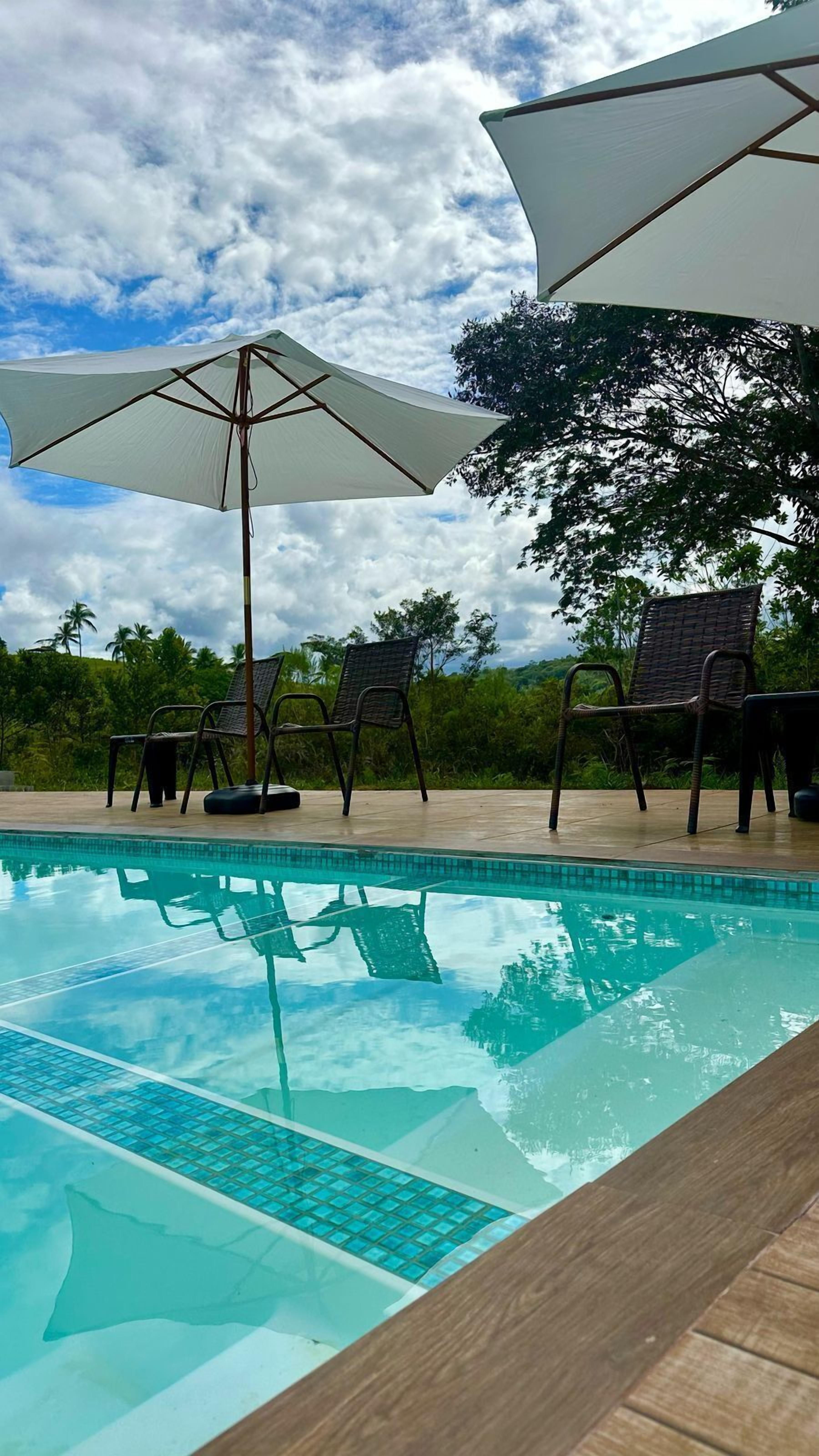 室外泳池；泳池傘、躺椅