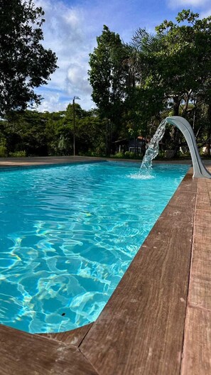 Outdoor pool, pool umbrellas, pool loungers - Chalés Pura Vida (Itacaré)