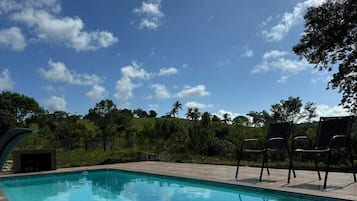 Utomhuspool, parasoller och solstolar