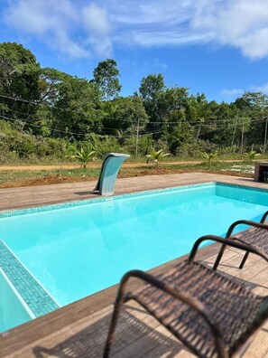 Outdoor pool, pool umbrellas, pool loungers - Chalés Pura Vida (Itacaré)