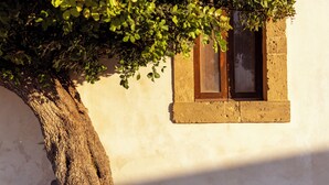 Ein Fenster mit Holzrahmen und einer strukturierten Wand.
