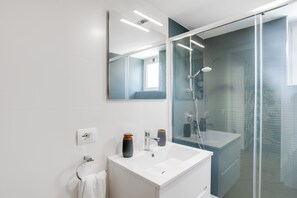 Regadera, secadora de cabello, bidet 