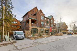 Un edificio de madera de varios pisos con balcones, fachada de piedra y un letrero que dice 'Nordic Spirit'.
