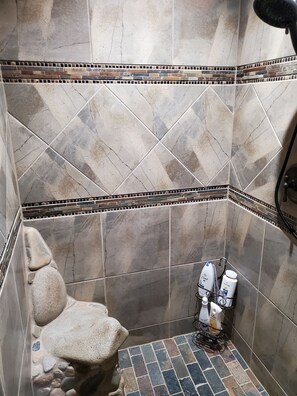 Badewanne, Haartrockner, Handtücher