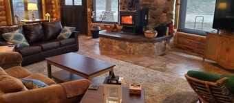 2 Sisters Getaway-Great Cabin, Close to Trails, River, Hot Springs & Golf Course