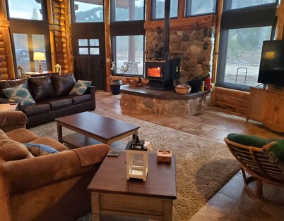 2 Sisters Getaway-Great Cabin, Close to Trails, River, Hot Springs & Golf Course