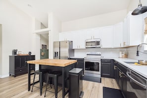 Refrigerador, microondas, horno y parrilla de estufa