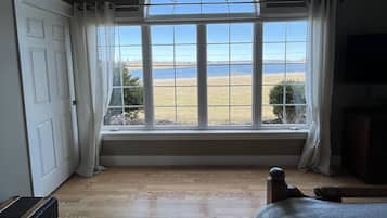 4 makuuhuonetta, työpöytä, Wi-Fi, vuodevaatteet