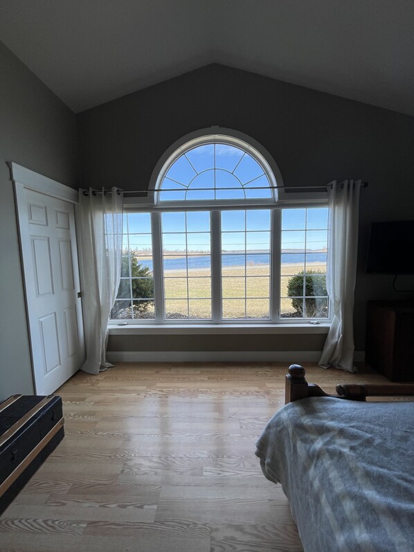 4 bedrooms, desk, WiFi, bed sheets