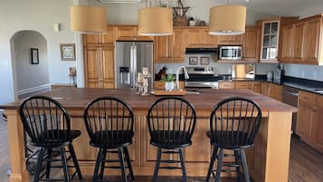 Jääkaappi, mikroaaltouuni, uuni, liesi