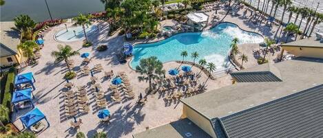 Een verwarmd zwembad, ligstoelen bij het zwembad