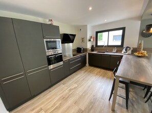 Fridge, microwave, oven, stovetop - Charming Villa with Swimming Pool in the Saint-Remy-de-Provence Countryside (Mas-Blanc-des-Alpilles)