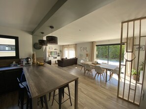 Dining - Charming Villa with Swimming Pool in the Saint-Remy-de-Provence Countryside (Mas-Blanc-des-Alpilles)
