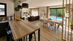Dining - Charming Villa with Swimming Pool in the Saint-Remy-de-Provence Countryside (Mas-Blanc-des-Alpilles)