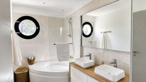 A modern bathroom with a freestanding bathtub, two sinks, a large mirror, and a shower. - Charming Villa with Swimming Pool in the Saint-Remy-de-Provence Countryside (Mas-Blanc-des-Alpilles)