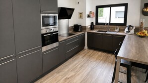 Coffee/tea maker, fridge, microwave, oven - Charming Villa with Swimming Pool in the Saint-Remy-de-Provence Countryside (Mas-Blanc-des-Alpilles)
