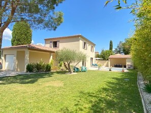 Exterior - Charming Villa with Swimming Pool in the Saint-Remy-de-Provence Countryside (Mas-Blanc-des-Alpilles)
