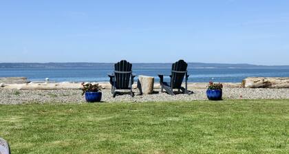 "The Beach House". Waterfront home/Puget Sound. Seattle commutable.