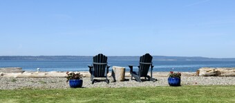 "The Beach House". Waterfront home/Puget Sound. Seattle commutable.