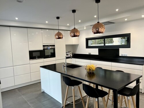 Grande maison neuve avec piscine