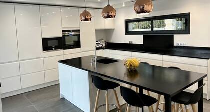 Grande maison neuve avec piscine