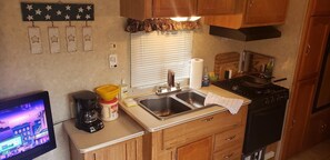 Refrigerador, microondas, horno y parrilla de estufa 