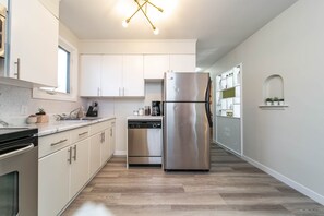 Jääkaappi, mikroaaltouuni, uuni, liesi