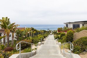 Property grounds - Newly remodeled, beautiful community just steps from Strands and Salt Creek beach, enjoy awe-inspiring sunsets overlooking one of the most picturesque coastlines in Dana Point (Dana Point)
