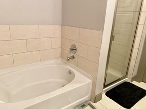Badewanne, Haartrockner, Handtücher, Seife