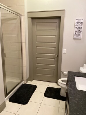 Badewanne, Haartrockner, Handtücher, Seife