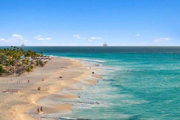 Playa en los alrededores, camastros y toallas de playa 